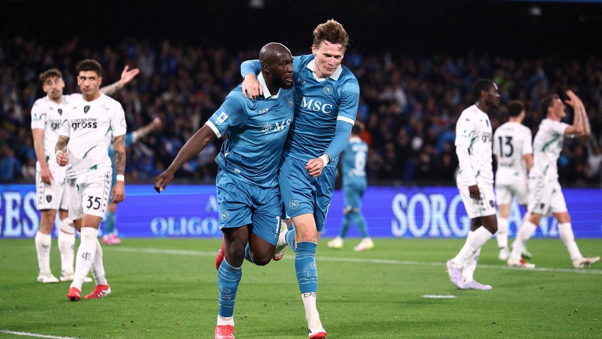 Lukaku stars as Napoli keep pressure on Serie A leaders Inter