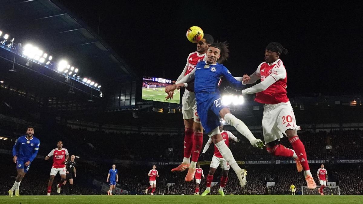 Arsenal held by 10-man Chelsea, Isak ends drought to fire Liverpool