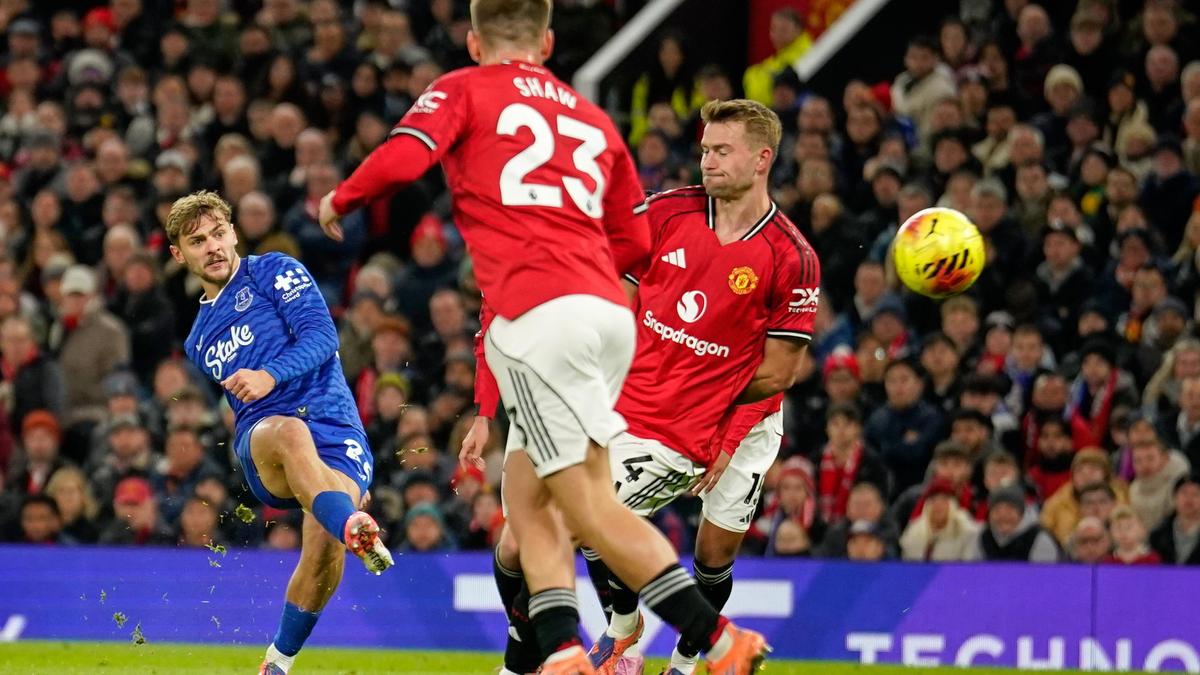 Man United loses to Everton; Gueye gets rare red card for slapping teammate