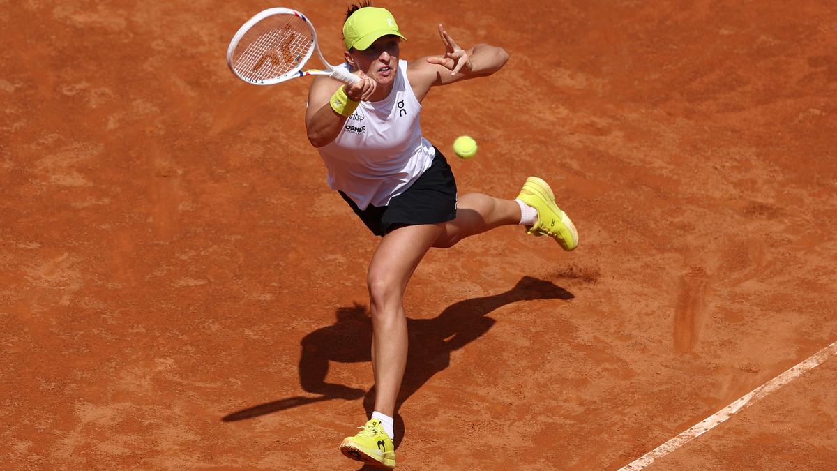 With Iga Swiatek’s foothold on clay slipping, Aryna Sabalenka eyes her Paris moment
