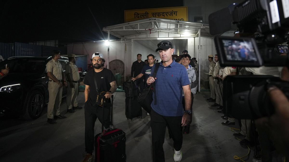 Home-bound Ponting deboards plane after ceasefire announcement, gives pep talk to foreign players
