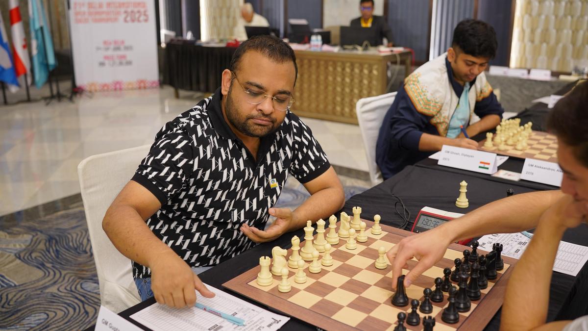 Abhijeet Gupta in sole lead after spectacular win