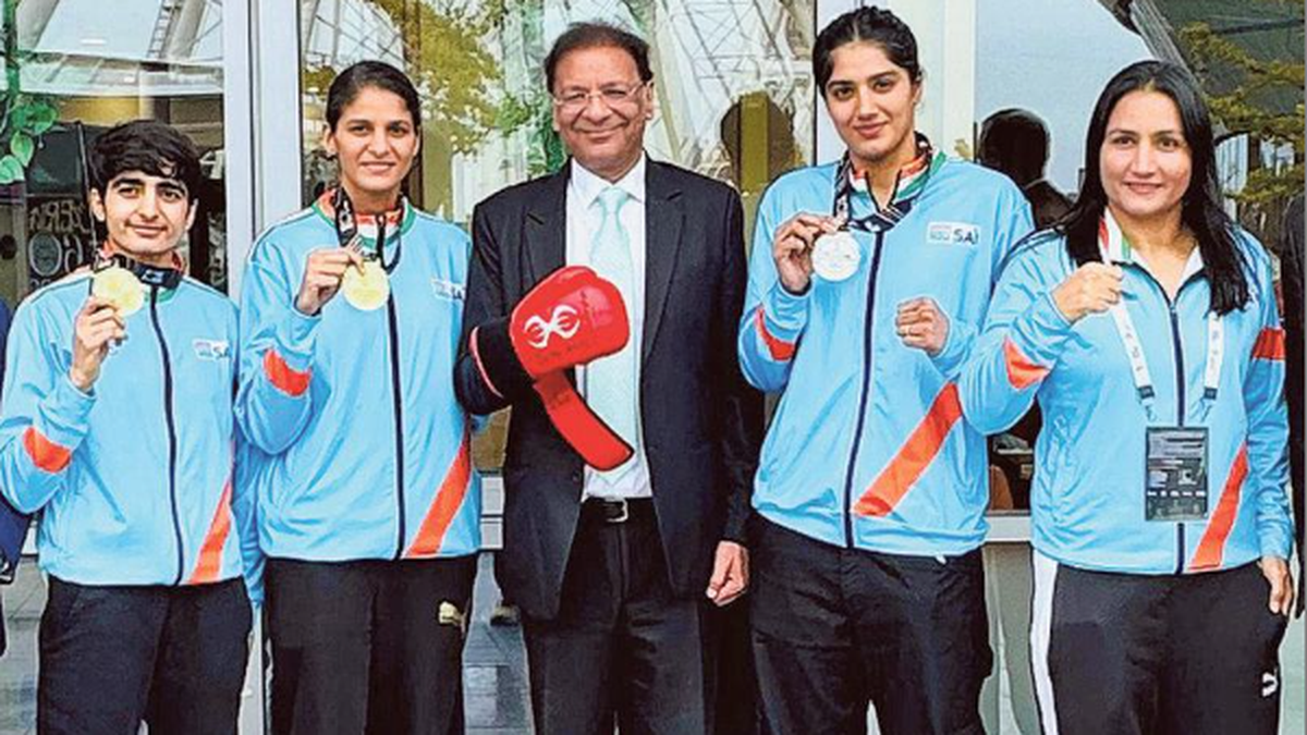 Minakshi, Jaismine punch gold at World boxing championships