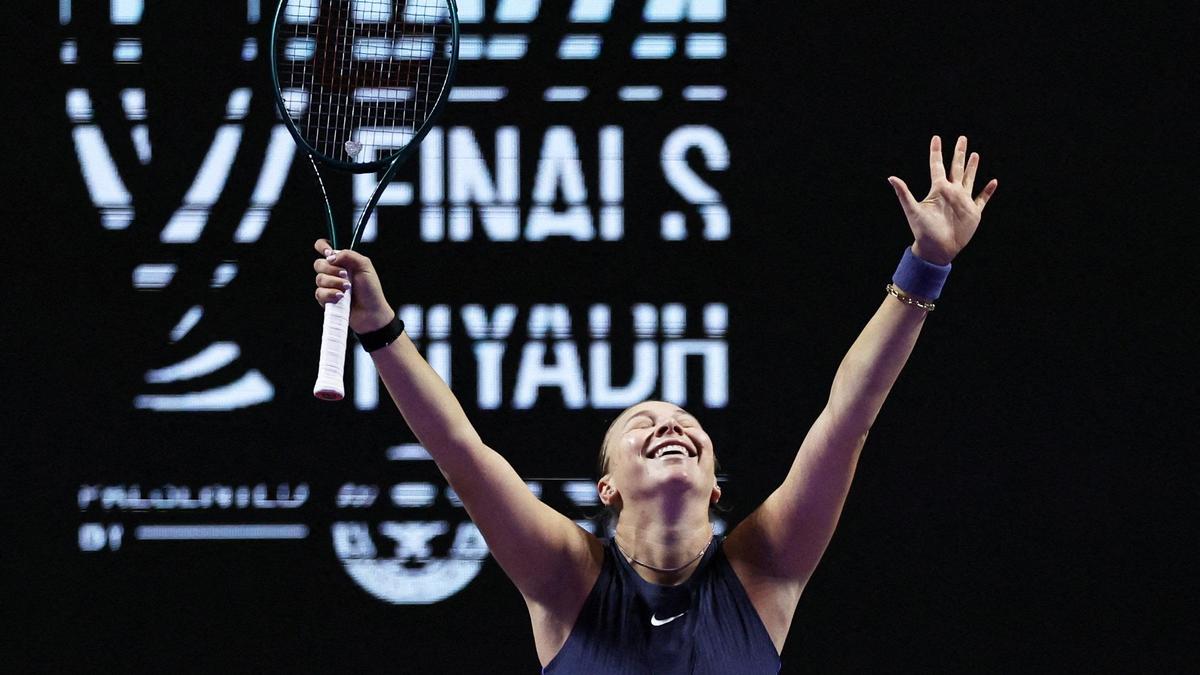 Anisimova beats Swiatek to join Rybakina in last four at WTA Finals