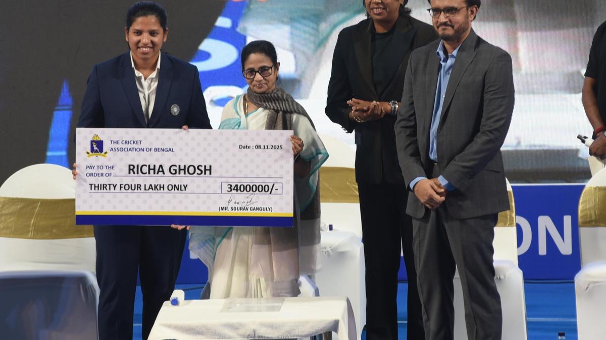Cricket Association of Bengal honours Richa after World Cup triumph with gold-plated bat and ball