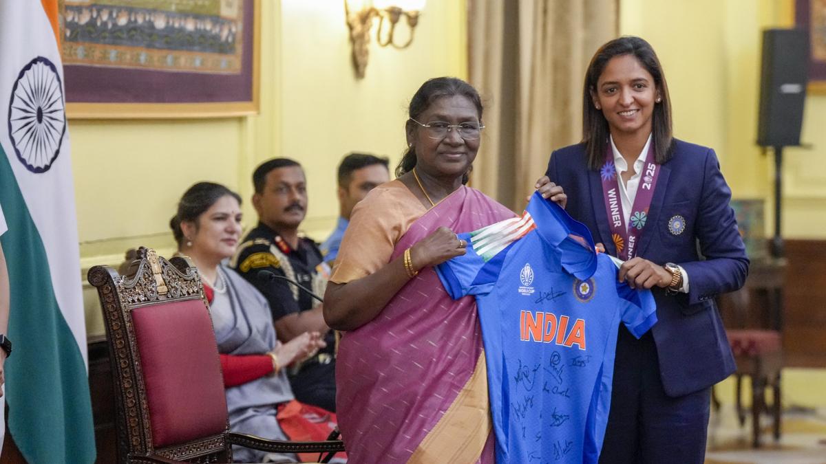 World Cup-winning Indian team gifts signed jersey to President Murmu
